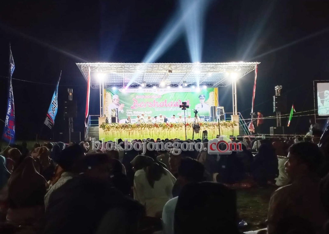 Sempat Hujan Deras, Warga Penuhi Lapangan untuk Bersholawat